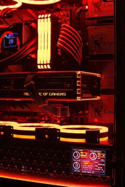 Milan, İtalya 14 Nisan 2023: NVIDIA GeForce RTX 4070 Ti GPU 'nun aydınlatılmış bir oyun bilgisayarında son teknolojiye yakından bakın. Rog Strix özel.