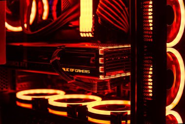 Milan, İtalya 14 Nisan 2023: NVIDIA GeForce RTX 4070 Ti GPU 'nun aydınlatılmış bir oyun bilgisayarında son teknolojiye yakından bakın. Rog Strix özel.