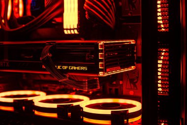 Milan, İtalya 14 Nisan 2023: NVIDIA GeForce RTX 4070 Ti GPU 'nun aydınlatılmış bir oyun bilgisayarında son teknolojiye yakından bakın. Rog Strix özel.