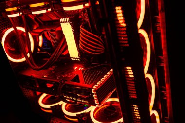 Milan, İtalya 14 Nisan 2023: Aydınlatılmış iç ve ileri teknoloji bileşenlerinin yer aldığı bu oyun bilgisayarı görüntüsüyle kurulumunuzu sergileyin.