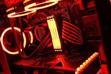 Milan, İtalya 14 Nisan 2023: Aydınlatılmış iç ve ileri teknoloji bileşenlerinin yer aldığı bu oyun bilgisayarı görüntüsüyle kurulumunuzu sergileyin.