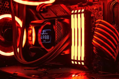 Milan, İtalya 14 Nisan 2023: Aydınlatılmış iç ve ileri teknoloji bileşenlerinin yer aldığı bu oyun bilgisayarı görüntüsüyle kurulumunuzu sergileyin.