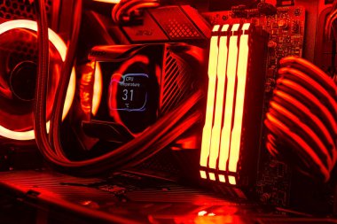 Milan, İtalya 14 Nisan 2023: Aydınlatılmış iç ve ileri teknoloji bileşenlerinin yer aldığı bu oyun bilgisayarı görüntüsüyle kurulumunuzu sergileyin.