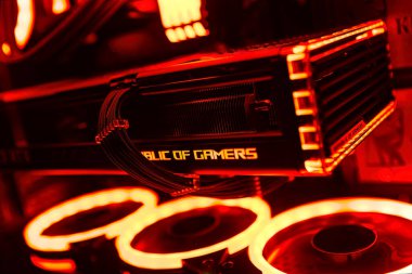 Milan, İtalya 14 Nisan 2023: NVIDIA GeForce RTX 4070 Ti GPU 'nun aydınlatılmış bir oyun bilgisayarında son teknolojiye yakından bakın. Rog Strix özel.