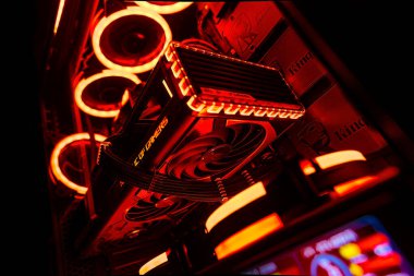 Milan, İtalya 14 Nisan 2023: NVIDIA GeForce RTX 4070 Ti GPU 'nun aydınlatılmış bir oyun bilgisayarında son teknolojiye yakından bakın. Rog Strix özel.