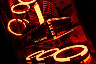 Milan, İtalya 14 Nisan 2023: NVIDIA GeForce RTX 4070 Ti GPU 'nun aydınlatılmış bir oyun bilgisayarında son teknolojiye yakından bakın. Rog Strix özel.