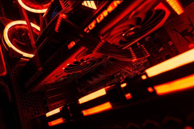 Milan, İtalya 14 Nisan 2023: Yeni 12 iğneli GPU kablosunun detaylı görüntüsüne sahip en son teknolojiyi güzelce aydınlatılmış bir bilgisayar oyununda sergilemek.