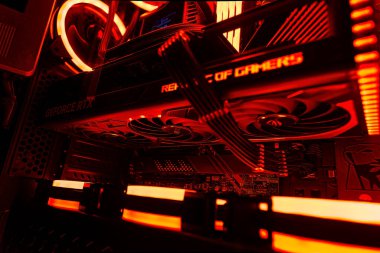 Milan, İtalya 14 Nisan 2023: Yeni 12 iğneli GPU kablosunun detaylı görüntüsüne sahip en son teknolojiyi güzelce aydınlatılmış bir bilgisayar oyununda sergilemek.