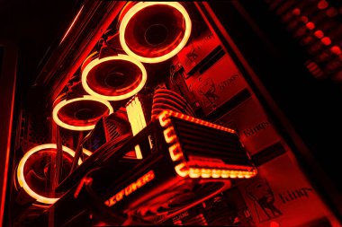 Milan, İtalya 14 Nisan 2023: NVIDIA GeForce RTX 4070 Ti GPU 'nun aydınlatılmış bir oyun bilgisayarında son teknolojiye yakından bakın. Rog Strix özel.