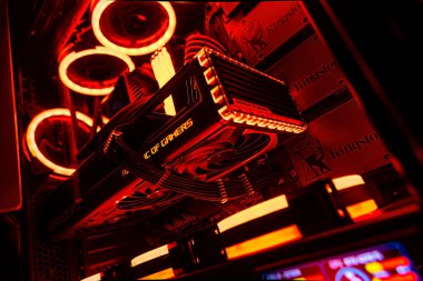 Milan, İtalya 14 Nisan 2023: NVIDIA GeForce RTX 4070 Ti GPU 'nun aydınlatılmış bir oyun bilgisayarında son teknolojiye yakından bakın. Rog Strix özel.