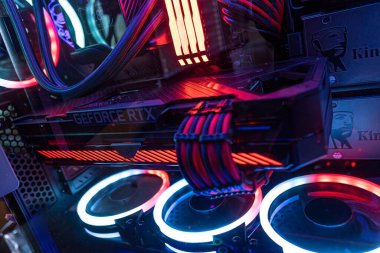 Milan, İtalya 11 Nisan 2023: Nvidia GeForce RTX grafik kartı yüklü üst düzey bir oyun bilgisayarının yakın çekimi.
