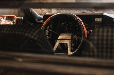 Milan, İtalya 11 Nisan 2023: Eski model bir arabanın yakın plan fotoğrafı ve retro tasarımlı bir Murena 'nın direksiyon simidi.