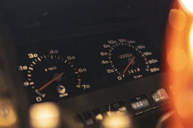 Milan, İtalya 11 Nisan 2023: Eski bir arabanın kilometre sayacını ve gösterge panelini kapatın.