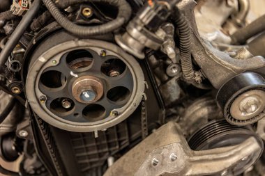 Bir Araç Motorunun Zaman Kayışı Değiştiriliyor