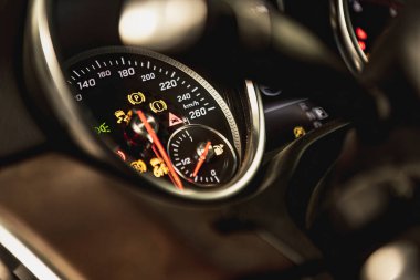 Bir arıza ya da arıza olduğunu gösteren aydınlatılmış uyarı ışıkları olan bir araç torpidosunun yakın çekimi.