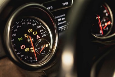 Bir arıza ya da arıza olduğunu gösteren aydınlatılmış uyarı ışıkları olan bir araç torpidosunun yakın çekimi.