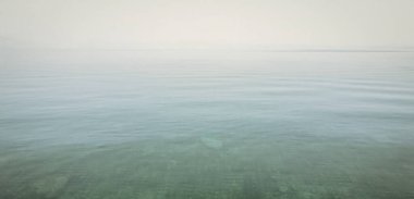 Misty Lake Görünümü anımsatıcı görüntü 