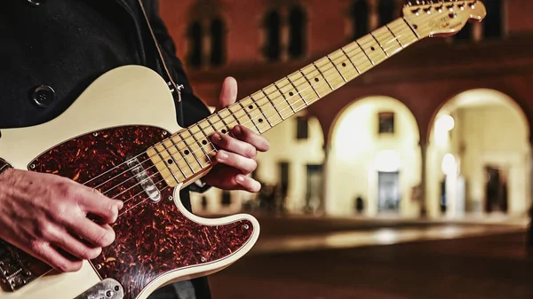 Detalhe Guitarra Cena Cidade Noite — Fotografia de Stock