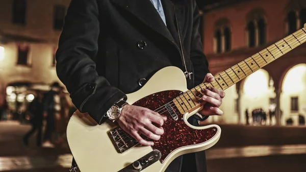 Close Detalhado Uma Mão Tocando Uma Guitarra Contra Pano Fundo — Fotografia de Stock