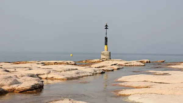 Wspaniały Widok Skalistą Plażę Krystalicznie Czyste Wody Jeziora Garda Sirmione — Zdjęcie stockowe
