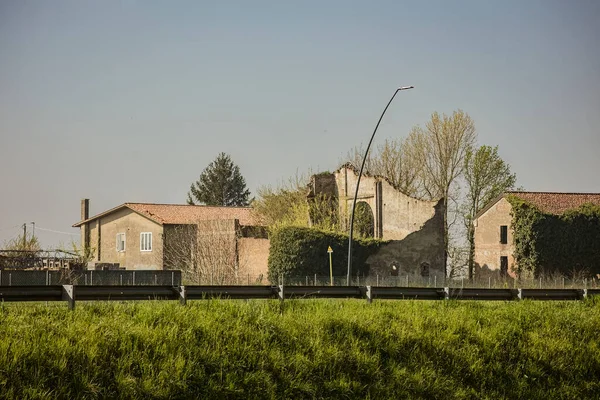 イタリアの美しいが衰退した田舎の家 歴史的 建築的背景に最適 — ストック写真