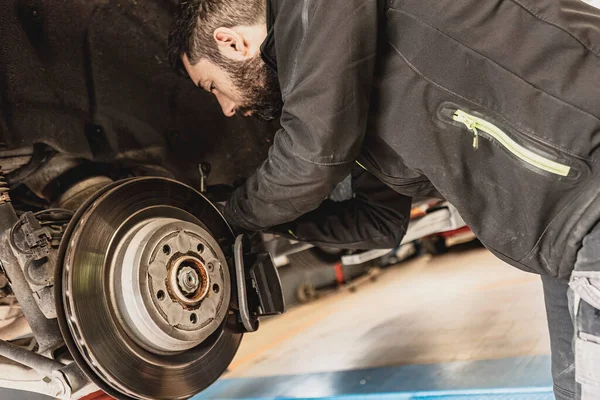 Skilled Mechanic Expertly Replaces Brake Pads Car Precision Care — Stock Photo, Image