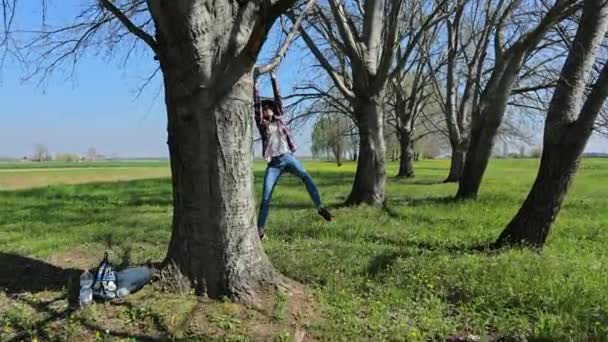 Genç Bir Kadının Ormanda Uzun Bir Ağaca Tırmandığı Görülüyor Dalların — Stok video