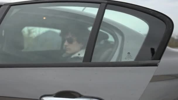 Młody Pasażer Wysiada Tylnego Siedzenia Jadącego Samochodu Ciesząc Się Dreszczykiem — Wideo stockowe