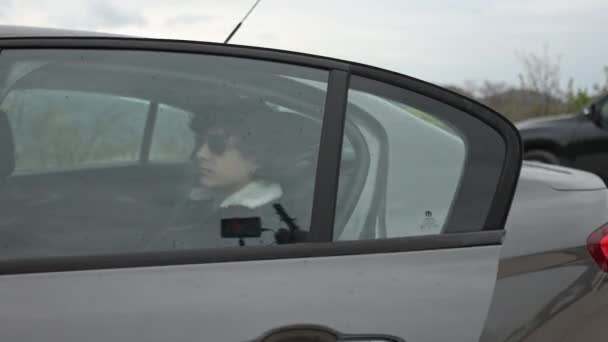 Ung Manlig Passagerare Lämnar Baksätet Bil Rörelse Njuter Spänningen Resan — Stockvideo