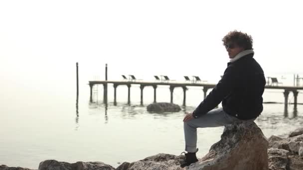 남자가 안개가 호수를 바라보며 우울해 — 비디오