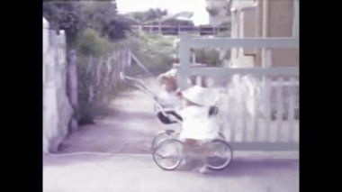 Paris, Fransa Haziran 1958: Genç bir çocuğun 1950 'lerde lüks bir mahallede yürüdüğü ilk adımların iç açıcı görüntüleri