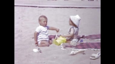 Paris, Fransa Haziran 1958: Plaj oyuncaklarıyla oynayan ve 1950 'lerde deniz kenarında eğlenen çocukların görüntüleri.