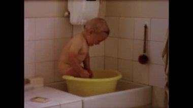 Paris, Fransa Haziran 1958: 1950 'lerde bir bebeğin eski metal bir küvette banyo yapma ritüelini gösteren sevimli aile anıları filme alındı.