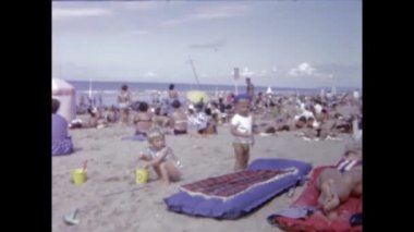 Paris, Fransa Haziran 1958: 1950 'lerde sahilde bir günün tadını çıkaran çocukların nostaljik görüntüleriyle anılara doğru bir yolculuk yapın.