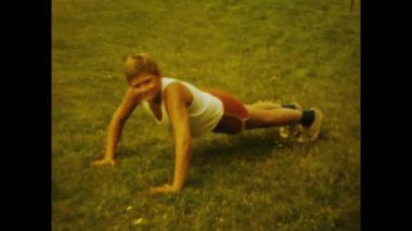 Budapeşte, Macaristan Haziran 1970: 1970 'lerde Macaristan' da düzenlenen fiziksel antrenman sırasında bir çocuğun şınav çekerken çekilmiş görüntüleri.