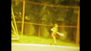 Budapeşte, Macaristan Haziran 1970: Bu klasik görüntü 1970 'lerdeki komünist dönemde Macaristan' da tenis oynayan çocukları çekiyor.