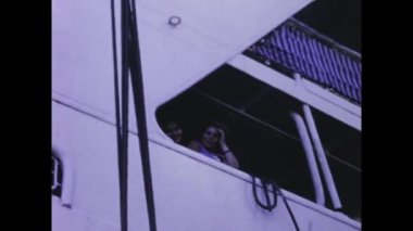 Palermo, İtalya Haziran 1968: 1960 'larda limandan ayrılan bir yolcu gemisinin korkuluklarına dayanan kadınların klasik görüntüleri.