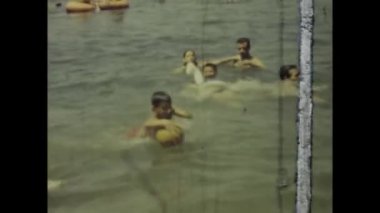 Roma, İtalya Haziran 1964: Neşeli insanların 1960 'larda İtalya' da plajda eğlendikleri renkli görüntüler.