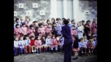 Roma, İtalya 1968: 60 'larda bir grup resmi için poz veren mutlu ilkokul çocuklarının klasik görüntüleri.