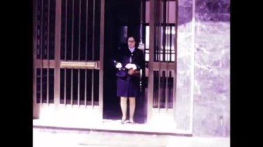 Palermo, İtalya Temmuz 1968: 1960 'larda İtalya' da kapalı bir mahkeme salonundan çıkan bir kadının arşiv görüntüleriyle zamanda bir adım geriye gidin.