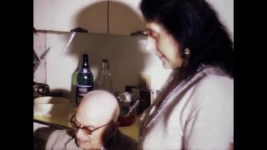 Palermo, İtalya Temmuz 1968: Yaşlı akrabaların pasta kesip birlikte yemek yediği 1960 'lardaki aile toplantısının iç açıcı görüntüleri.