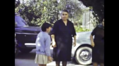 Roma, İtalya Mart 1968: 1960 'larda çekilen İtalyan bir ailenin amatör filmlerinin nostaljik bir videosu. Günlük hayat sahnelerini ve özel anları içerir.