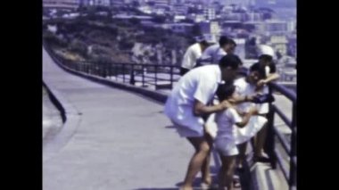 Napoli, İtalya Haziran 1968: Napoli 'nin manzaralarını ve seslerini keşfeden mutlu bir ailenin bu büyüleyici vintage görüntüsüyle zamanda geri adım atın.
