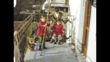 Roma, İtalya Haziran 1968: 1960 'larda İtalya' da bir terasta sallanan çocukların bu klasik görüntüleriyle tasasız günleri anmak.