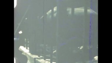 Roma, İtalya Haziran 1968: 1960 'larda hayvanat bahçesini ziyaret eden bir ailenin bu antika görüntüleriyle anılara bir gezi yapın, merak ve neşe anları yakalayın.