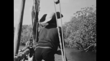 Mombasa, Kenya Haziran 1977: Kenya 'daki bir nehir safarisinin sihrini 1960' lardan kalma bu nadir siyah beyaz görüntüler vasıtasıyla yaşayın