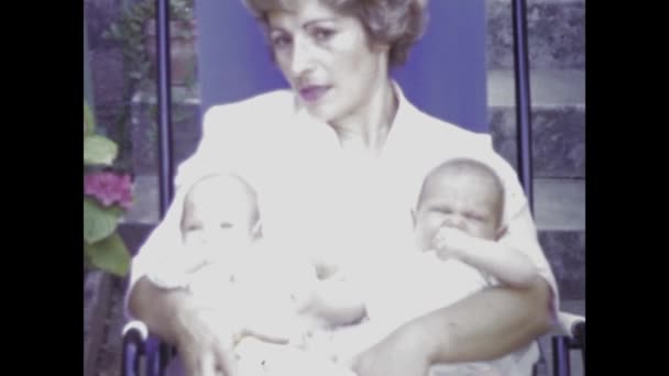Paris Fransa Haziran 1958 Kiz Bebeklerini Sevgiyle Kucaklayan Bir Annenin — Stok video