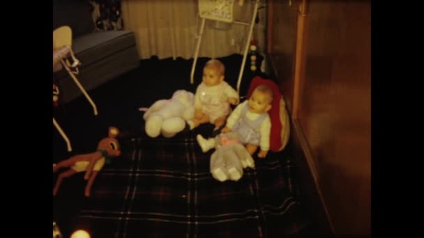 Paris França Junho 1958 Filmagem Adorável Bebês Gêmeos Brincando Com — Vídeo de Stock