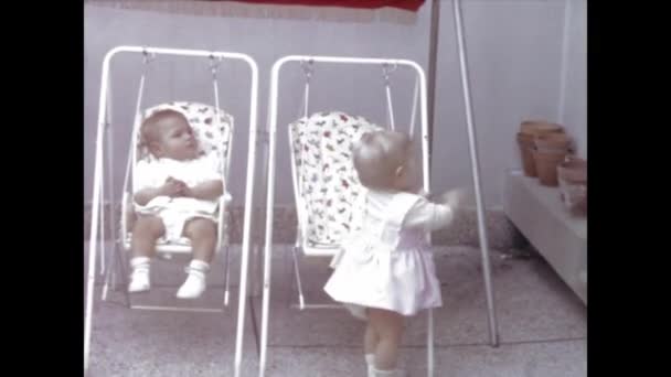 Paris France Ιούνιος 1958 Ένα Συγκινητικό Vintage Βίντεο Δύο Παιδιά — Αρχείο Βίντεο