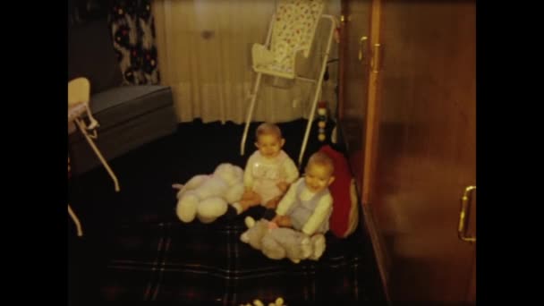 Париж Франция Июнь 1958 Очаровательные Кадры Детьми Близнецами Играющими Игрушками — стоковое видео